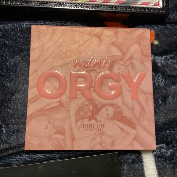 Eyeshadow pallets that are BOMB - Picture 2 of 5
